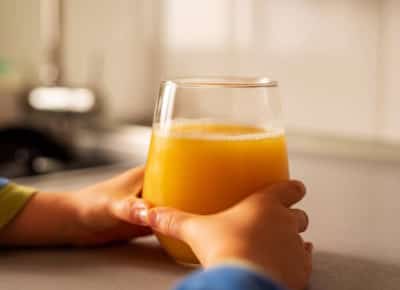 עשרים וארבעה גרם סוכר בכוס אחת: מה שלא סיפרו לכם על מיץ התפוזים