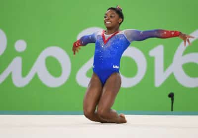 סימון ביילס סוף סוף מודה שעשתה הגדלת חזה - וחושפת שני ניתוחים נוספים