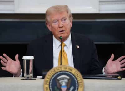 טראמפ מפסיק את המשא ומתן עם קנדה בעקבות פרסומת טלוויזיה: עלבון לאמריקה 