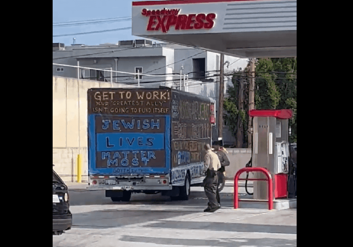מטריד: משאית מכוסה באמירות אנטישמיות תועדה ברחבי ווסט הוליווד ובוורלי הילס