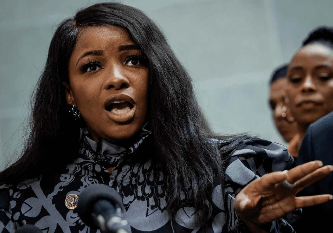 נציגה דמוקרטית מעוררת סערה: "ארה"ב צריכה מהגרים - כי השחורים סיימו לקטוף כותנה"