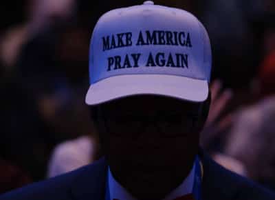 ממשל טראמפ מתיר פעילות דתית במשרדי הממשל: תפילין על השולחן והזמנות לכנסייה