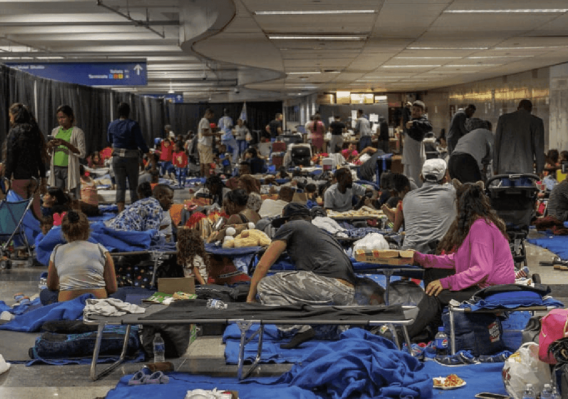 מהגרים מתלוננים על יחס גזעני במקלטים: "כינו אותנו במילים רעות"