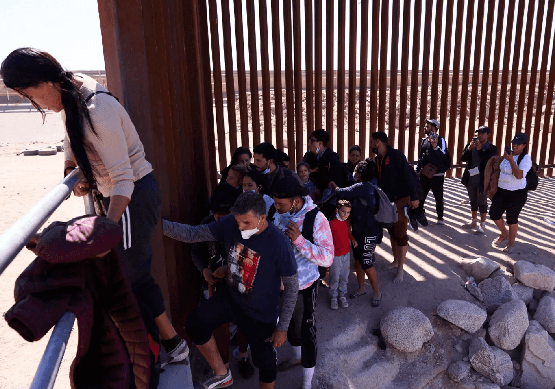 אחרי שהכריז על צעדים כלכליים נגד מקסיקו - טראמפ טוען: הנשיאה הסכימה לעצור את ההגירה