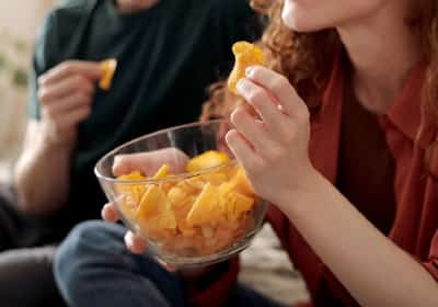 מהצלחת למוח: מחקר חדש מצא קשר בין מזון אולטרה-מעובד לסיכון לדמנציה