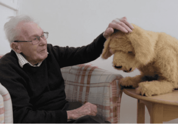 הכלב הטיפולי שמסייע לקשישים עם דמנציה הוא בכלל רובוט מלא בחיישנים