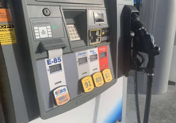 אור בקצה המשאבה: מחירי הדלק בקליפורניה ממשיכים לצנוח