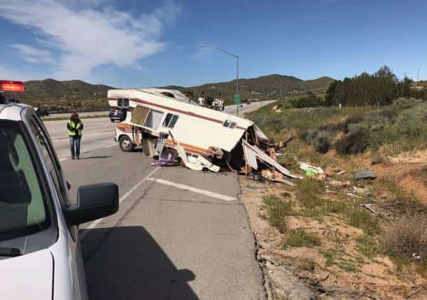 לוס אנג'לס: 5 פצועים בתאונה בין משאית לקראוון