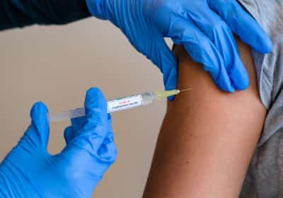 ה-FDA במדיניות חדשה: החיסון השנתי לקורונה - רק לבני 65 ומעלה או לקבוצות סיכון