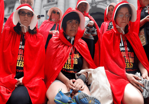 ניו יורק: עשרות מפגינות הגיעו לבושות בגדי סיפורה של שפחה ואוחזות בנעלי ילדים 