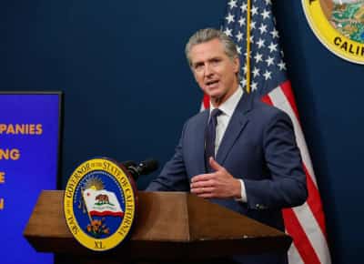 מרד דמוקרטי נגד ניוסום בנושא ביטוח הבריאות למהגרים: "נשמע כמו רפובליקני מאלבמה"