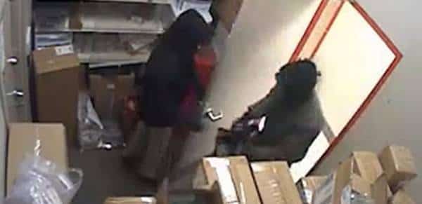 ניו יורק: האפ.בי.איי מחפשים אחר שני גברים במסכה שגנבו 350,000 דולר מכספת של רשת טארגט