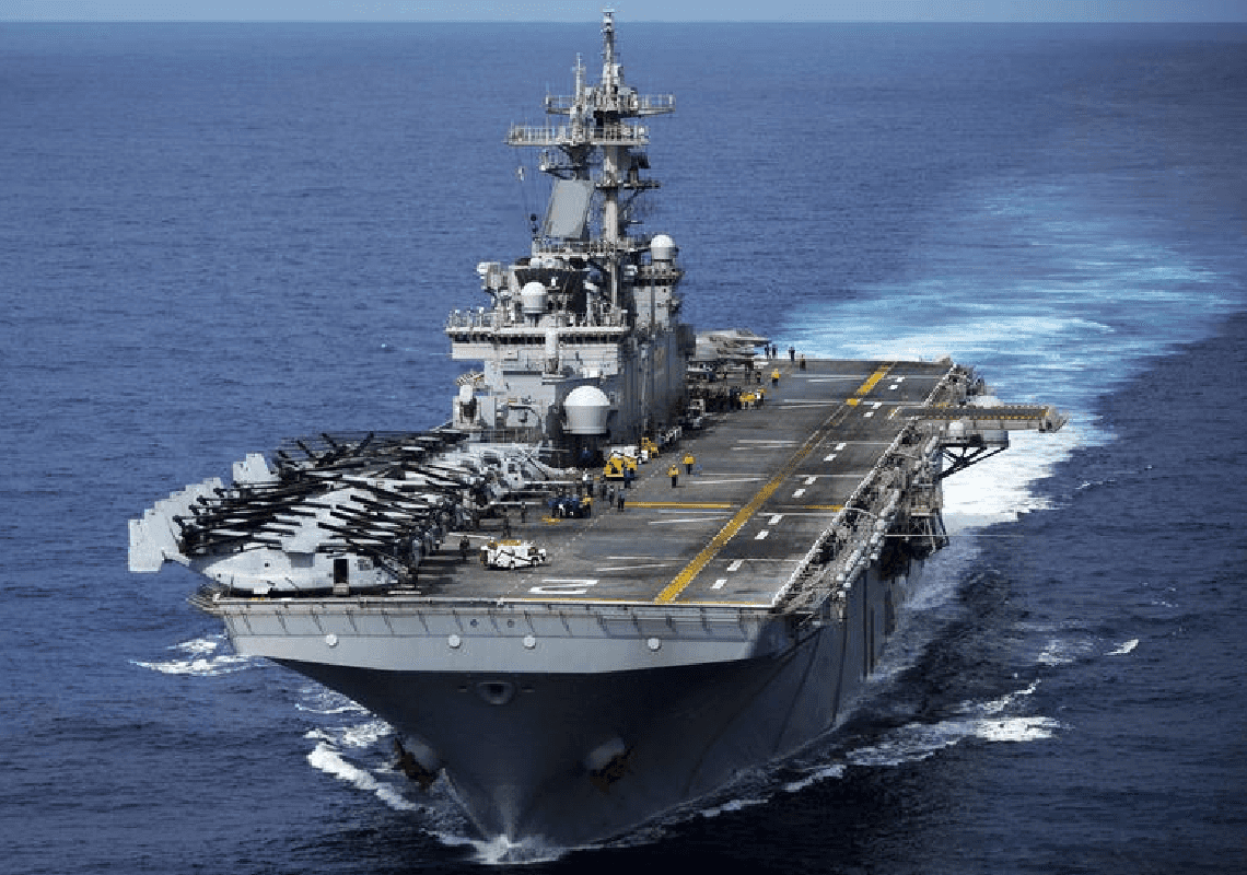 צפו: מסוק איראני התקרב מטרים ספורים לספינת תקיפה אמריקנית 