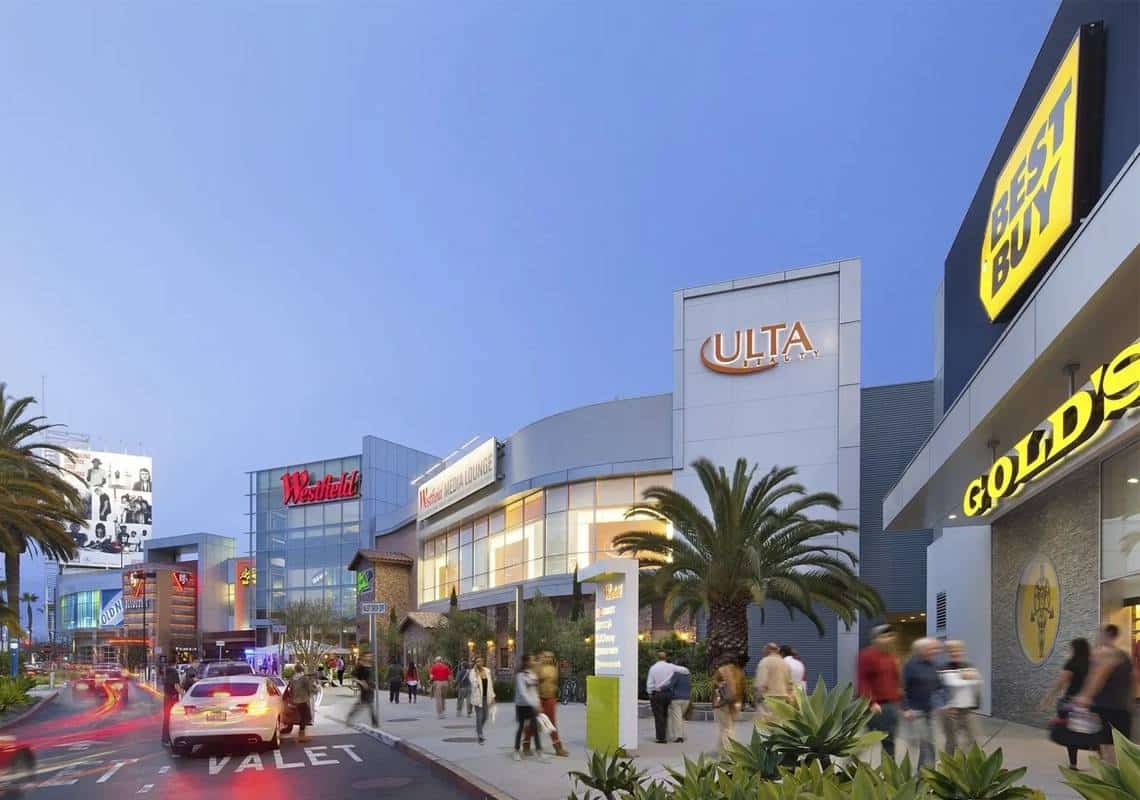 תושב לוס אנג'לס ובנו נשדדו באיומי אקדח במרכז קניות: השודדים ברחו עם תכשיטים בשווי 136 אלף דולר