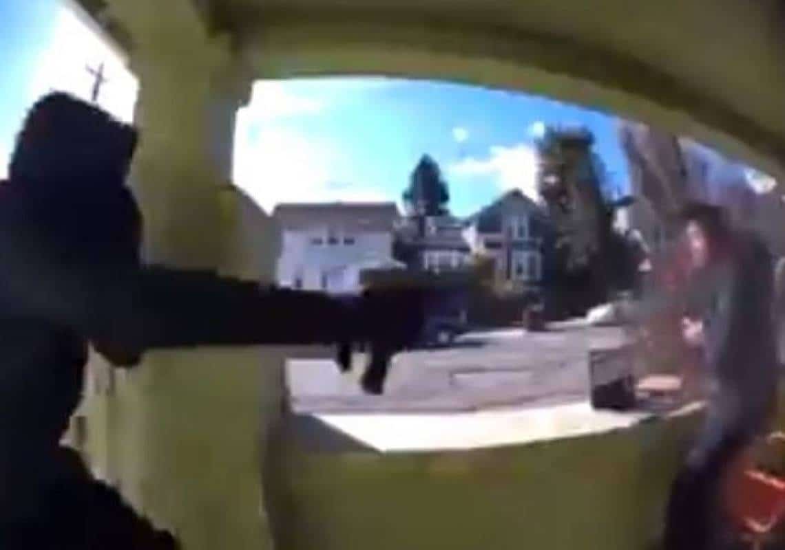 לאור יום ולעיני המצלמות: תושב צפון קליפורניה הותקף ונשדד ע"י רעולי פנים