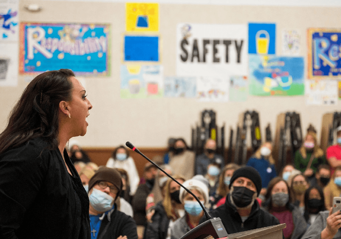 אמא מקליפורניה טוענת: מורים תמרנו את בתי כדי שתשנה את זהותה המגדרית