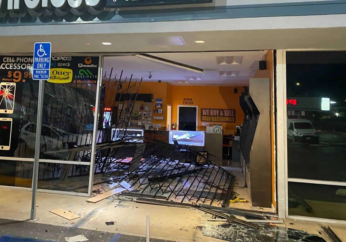 גל הפשיעה בוואלי לוס אנג'לס: אלמונים פרצו לחנות בטרזנה בעזרת משאית