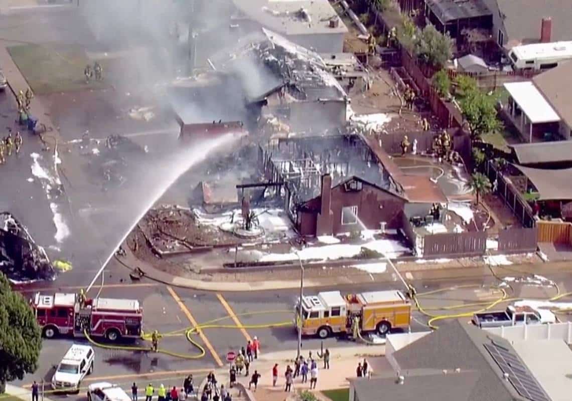 הרוגים ופצועים בהתרסקות מטוס קל בלב שכונת מגורים בדרום קליפורניה