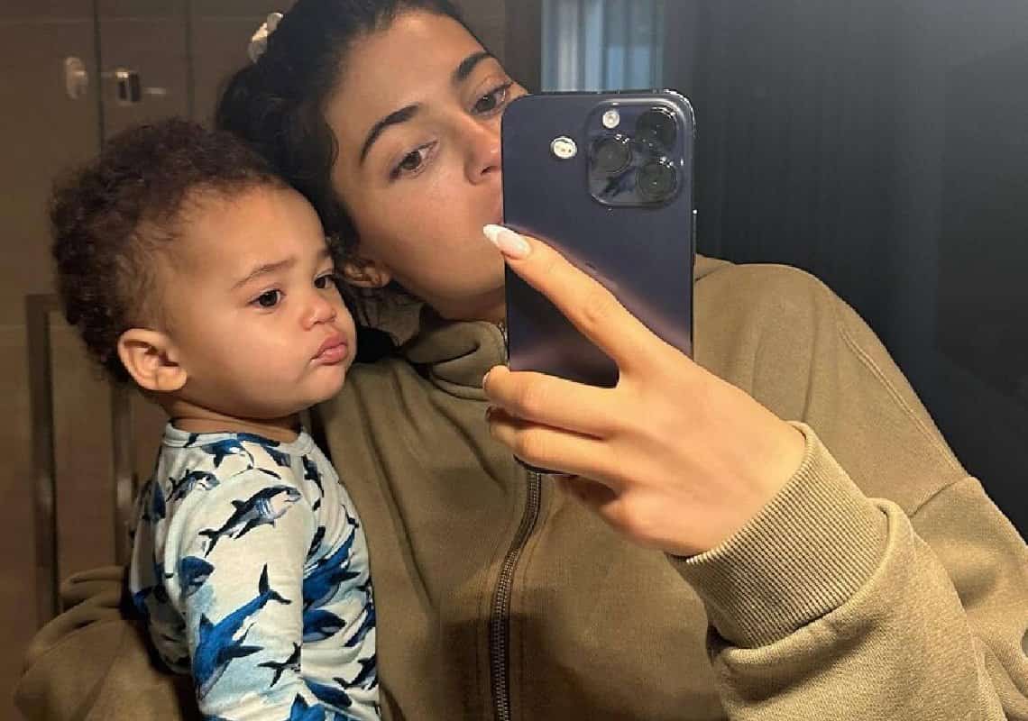 שנה לאחר שהביאה לעולם את בנה השני: קיילי ג׳נר חושפת תמונה ראשונה 