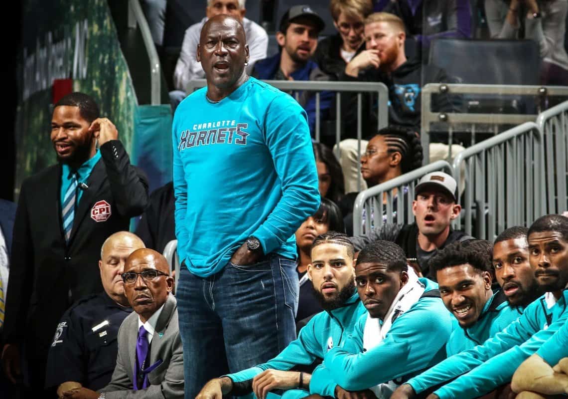 לאחר יותר מעשור: מייקל ג'ורדן מוכר את השליטה בשארלוט הורנטס