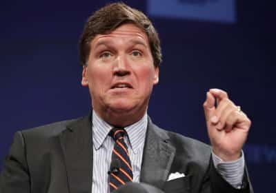 מחביב MAGA לתומך טרור: טאקר קרלסון חוטף אש בימין האמריקאי