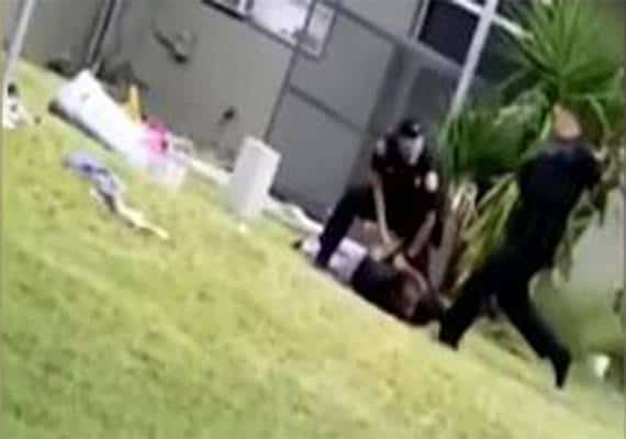 מיאמי: שוטר הושעה מתפקידו לאחר שתועד בועט בראש של עצור