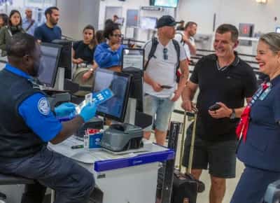 סוף עידן: ממשל טראמפ מבטל את חובת חליצת הנעליים בשדות התעופה האמריקניים