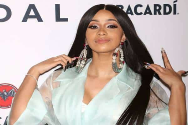 היסטרי: צפו בקרדי בי משחררת את הווגינה שלה