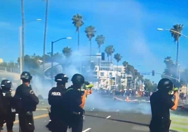 עוצר כללי ברחבי מחוז לוס אנג'לס: עימותים אלימים בין כוחות הביטחון למתפרעים בסנטה מוניקה