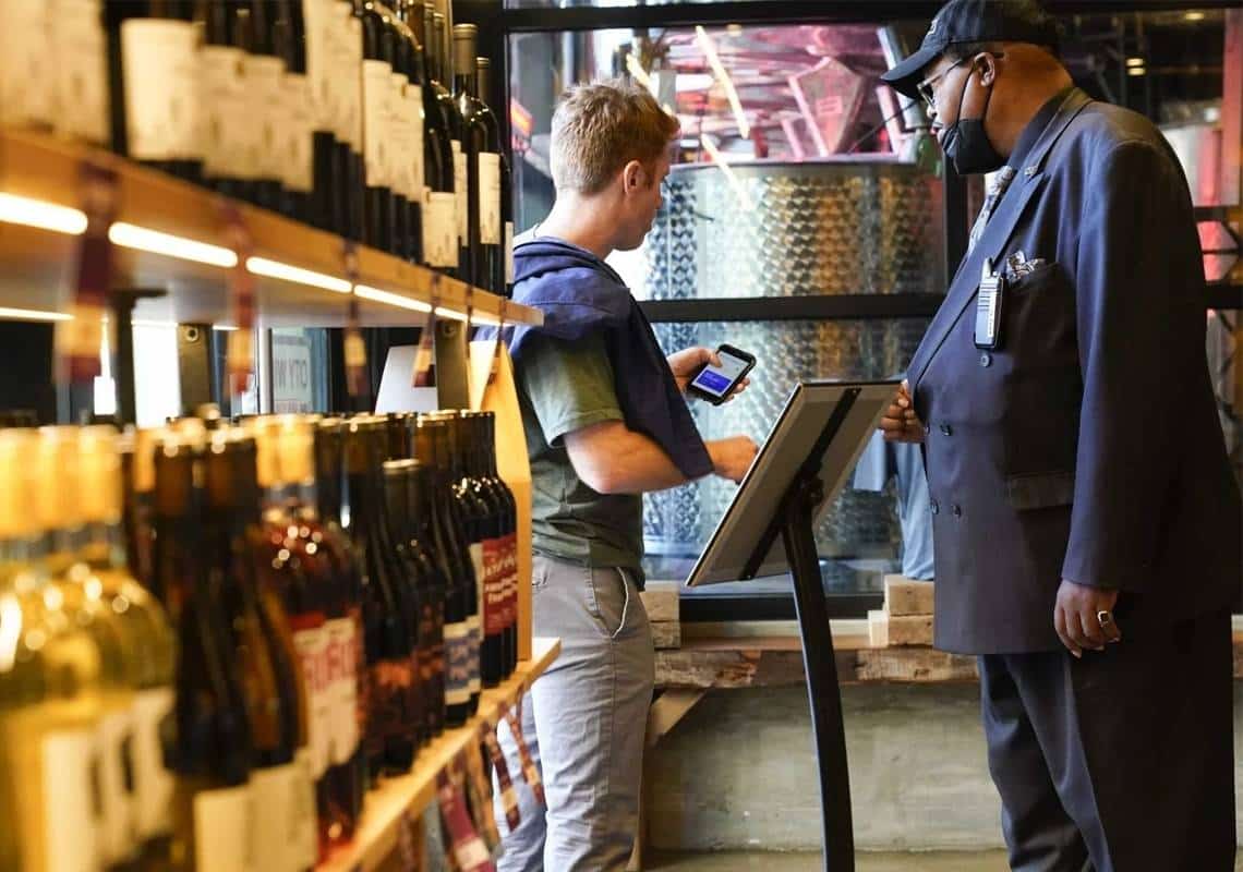 אחרי תקיפת המארחת בניו יורק: בתי עסק מציבים מאבטחים שיעזרו באכיפת הוכחת החיסונים 