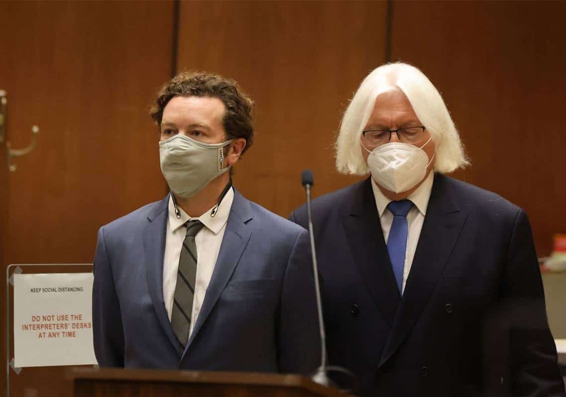 "לא יכולתי לעמוד או ללכת, התעוררתי והוא שכב מעליי": עדות קשה בפתיחת משפט האונס של כוכב 'מופע שנות ה-70'