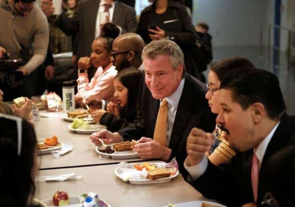 ראש עיריית ניו יורק מציג: "יום שני ללא בשר" בבתי הספר הציבוריים