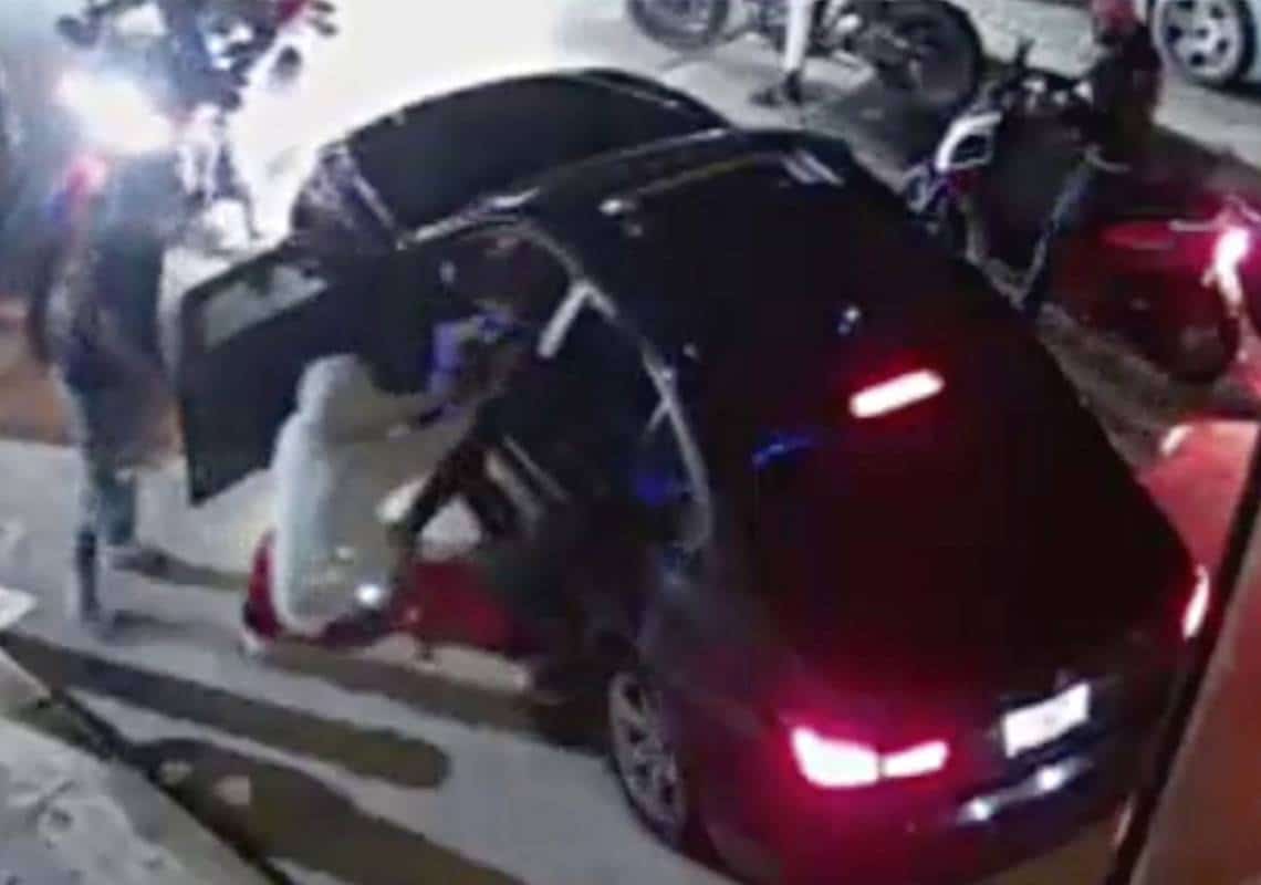 לעיני המצלמות: תושב ניו יורק הותקף ונשדד, מכוניתו נגנבה