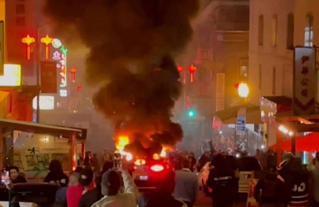 טרנד חדש ומסוכן - "הם חוששים לאבד את העבודה": פורעים מציתים רכבי AI ללא-נהג בלב סן פרנסיסקו