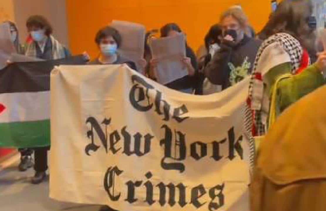 צפו: ‏מפגינים אנטי-ישראלים השתלטו על בניין הניו יורק טיימס