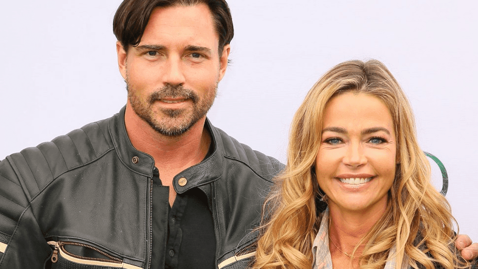 צ'ארלי מי? דניס ריצ'רדס התחתנה עם אהרון פיפרס על החוף במאליבו