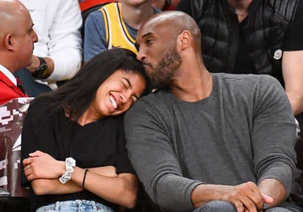 שבועיים לאחר האסון: קובי בראיינט נטמן לצד בתו