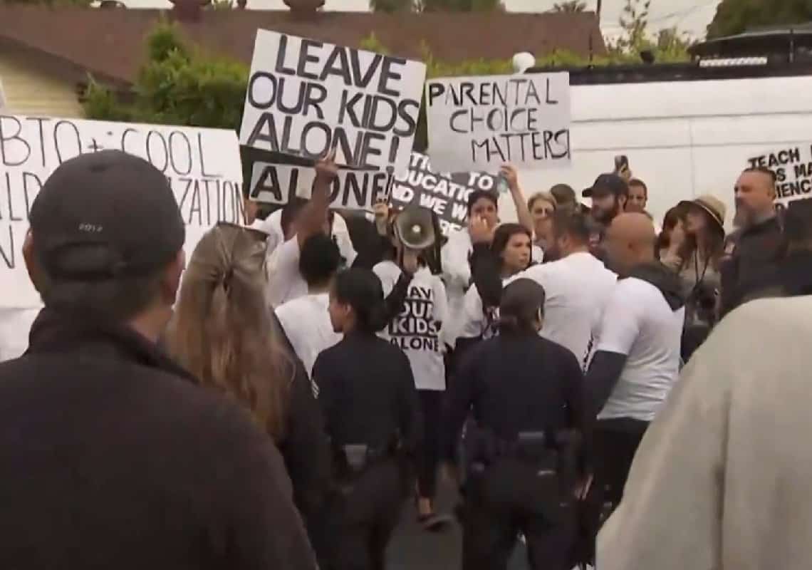 ואלי לוס אנג'לס: קטטה אלימה מחוץ לבית ספר שבו הוצג ספר התומך בקהילת הלהט"ב