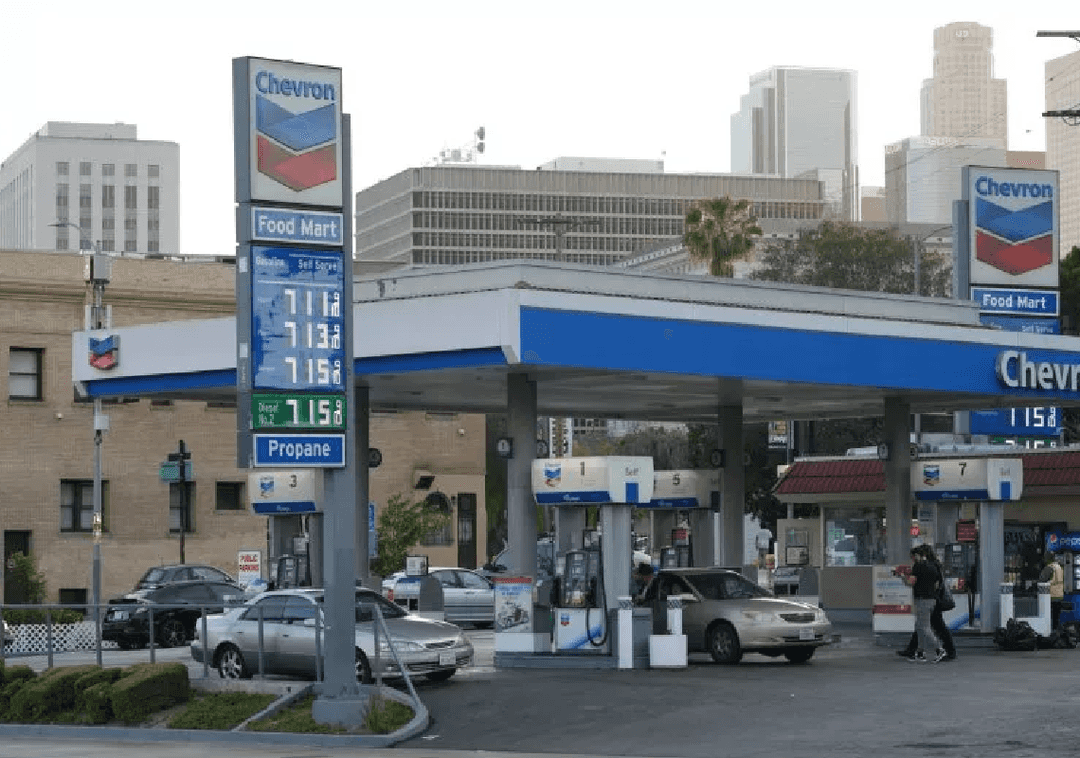 על אף המחלוקת: מושל קליפורניה חתם על חוק שיבלום זינוק במחירי הדלק