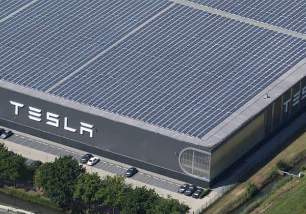 טסלה הודיעה שתפטר אלפי עובדים, המנייה צונחת