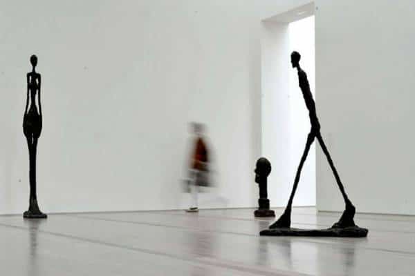 קחו את הזמן: אך אל תפספסו את היצירות הסקסיות והדקיקות של ג'יאקומטי בגוגנהיים, בניו יורק