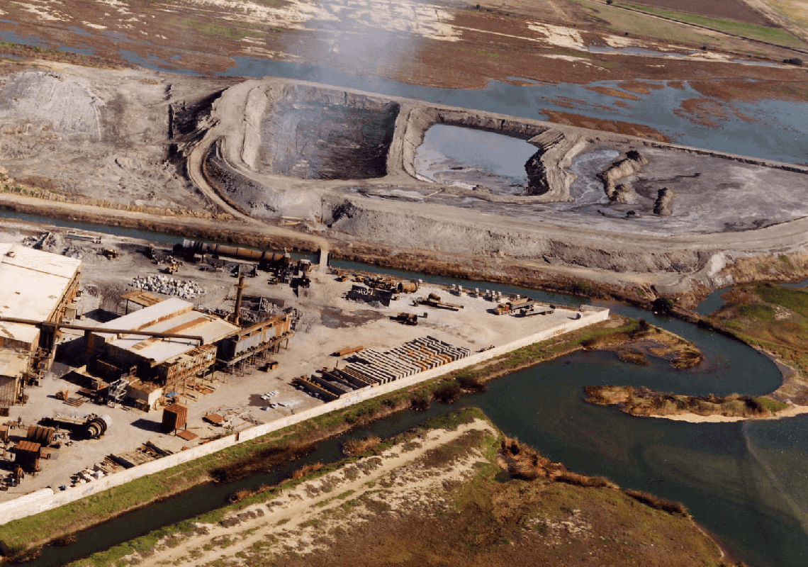 מאות מפעלים רעילים בקליפורניה נמצאים בסכנת הצפה עקב עליית מפלס המים