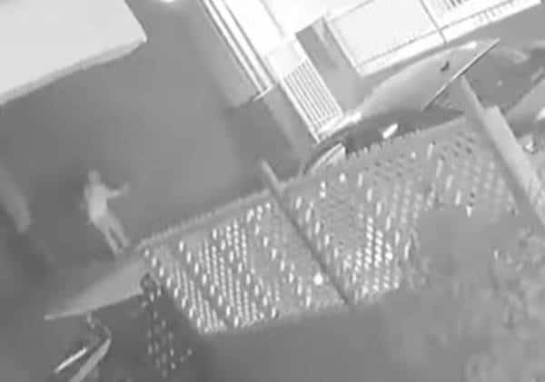 לעיני המצלמות: התגנב לחצר באישון לילה וריסס צלב קרס על בית