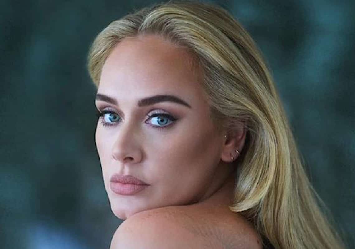 מקורבים לאדל מאשרים: ״היא התארסה לבן זוגה״