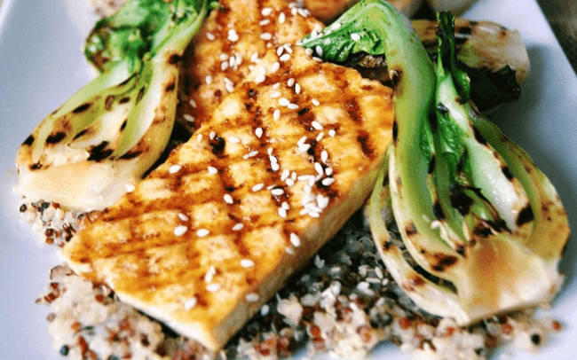 טרנד גריל הטופו: המדריך המלא לעל האש טבעוני