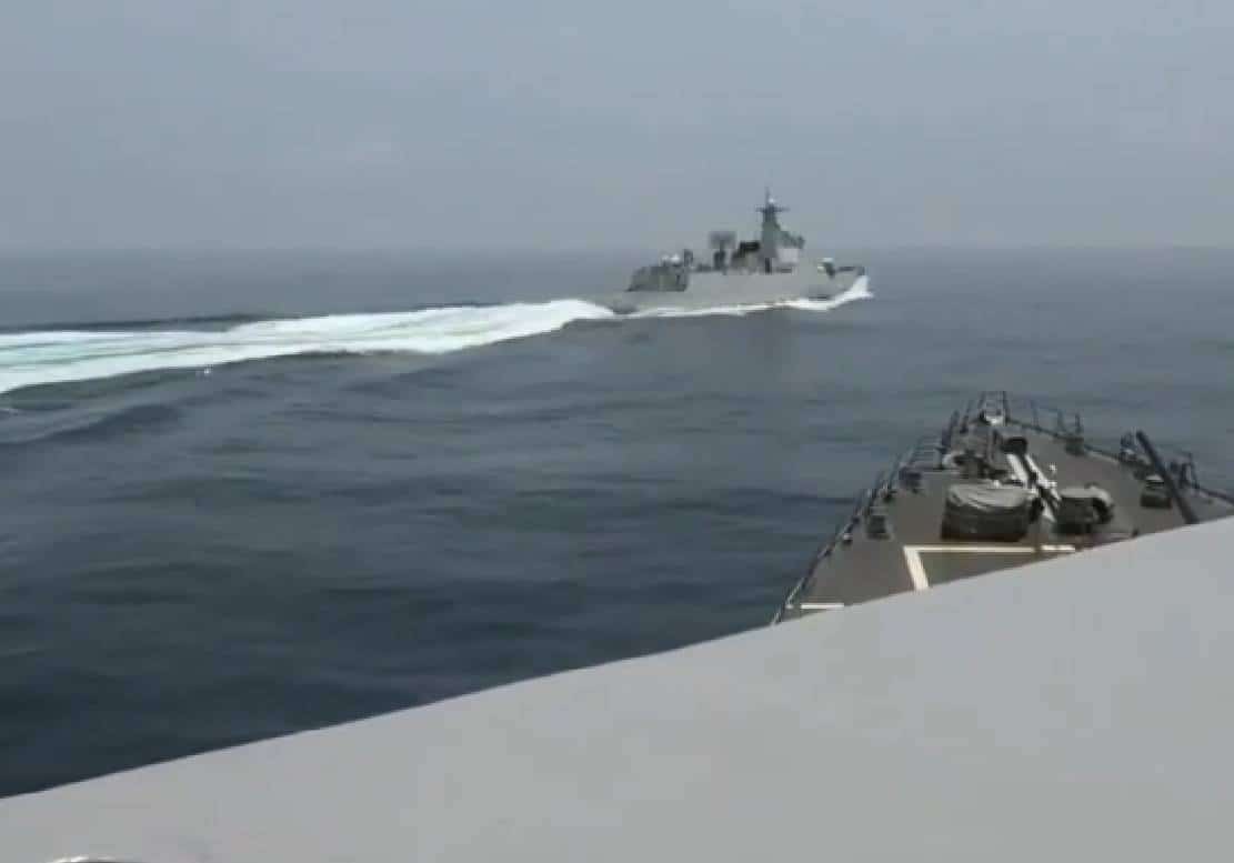 ‏סרטון נדיר מראה מפגש דרמטי בין ספינות מלחמה סיניות ואמריקאיות