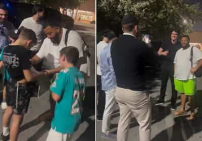 רגע ספונטני ברחוב: די.ג'יי. חאלד נתקל במעריצים יהודים, מחייך, מצטלם וחותם על הציצית