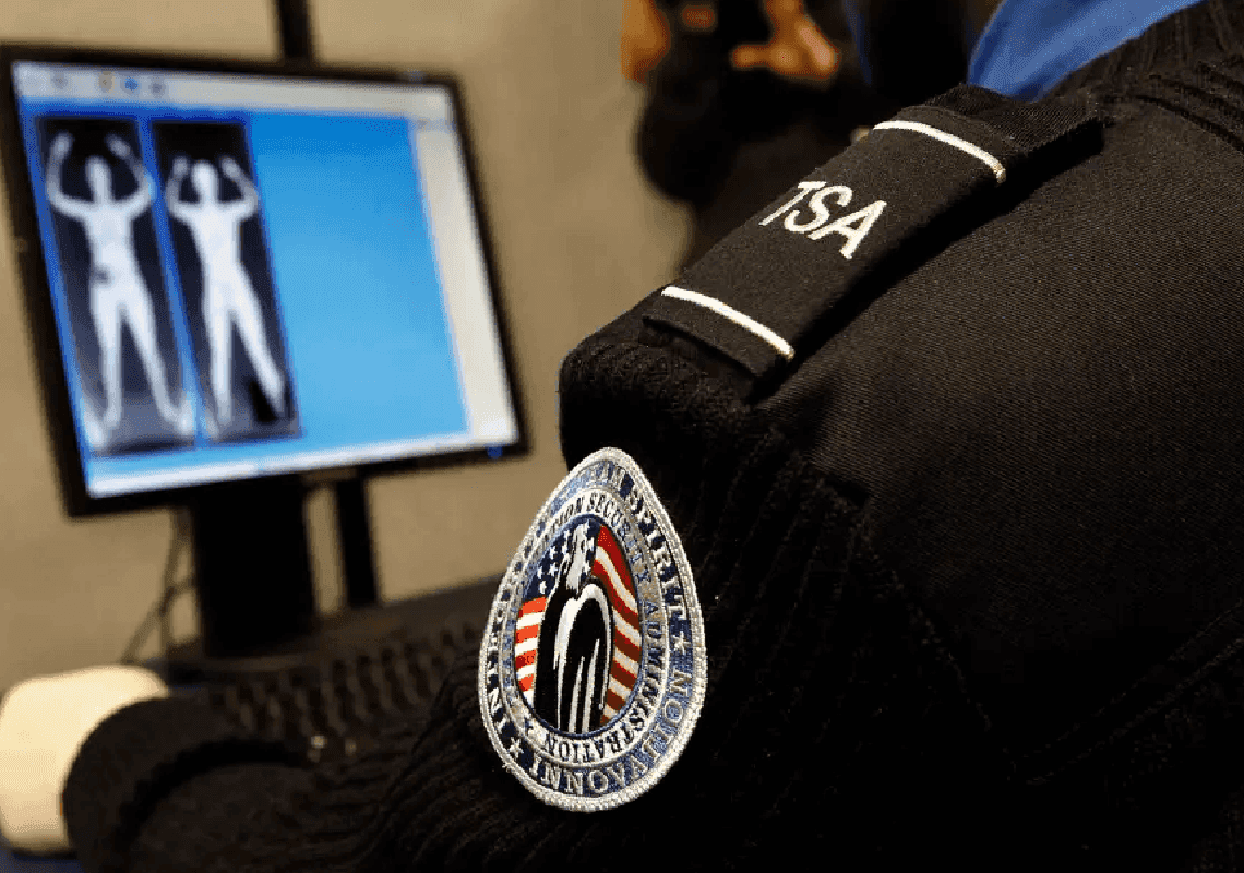 רובים, אקדחים ותג מרשל מזויף: תושב ניו ג'רזי כמעט והצליח לטוס עם ארסנל נשקים 