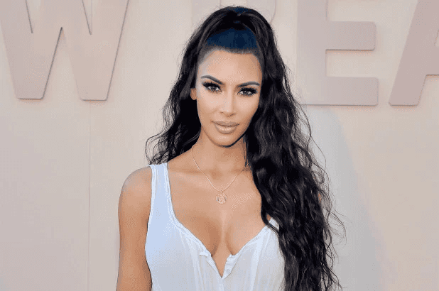 קים קרדשיאן קראה לאורחים "מפגרים" במסיבת ההאלווין, עוררה סערה והתנצלה