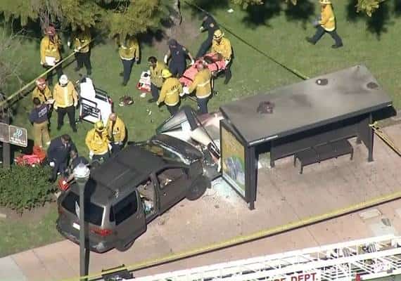 לוס אנג'לס: 4 פצועים לאחר שמכונית פגעה בתחנת אוטובוס